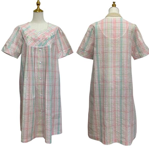 NWT Miss Elaine Pink Plaid Seersucker Embroidered Housecoat Robe Women’s size M - Picture 1 of 10